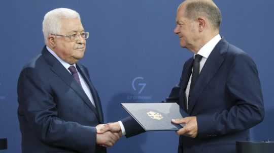 Nemecký kancelár Olaf Scholz (vpravo) a palestínsky prezident Mahmúd Abbás (vľavo) si podávajú ruky po tlačovej konferencii v Berlíne.