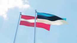 Na snímke je Lotyšská a Estónska vlajúca vlajka