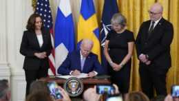 Americký prezident Joe Biden podpisuje dokument povoľujúci vstup Fínska a Švédska do NATO 9. augusta 2022 vo Washingtone.