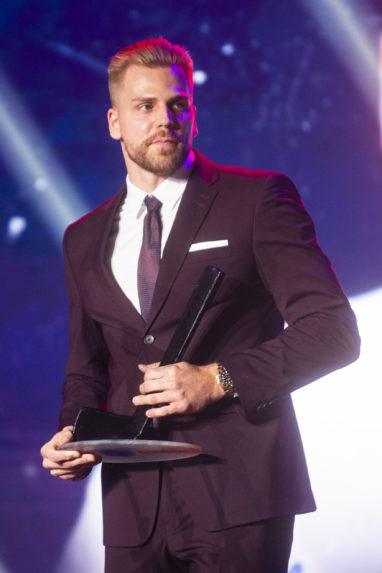 Na snímke hokejista Erik Černák získal ocenenie Najlepší obranca.