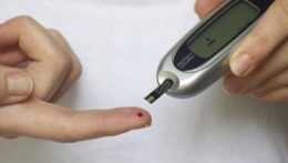Na fotografii meranie glukózy v krvi.