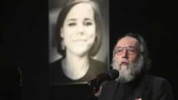 Prokremeľský filozof a ideológ Alexander Dugin sa prihovára počas poslednej rozlúčky so svojou dcérou Dariou Duginovou.