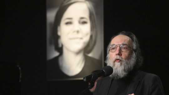 Prokremeľský filozof a ideológ Alexander Dugin sa prihovára počas poslednej rozlúčky so svojou dcérou Dariou Duginovou.