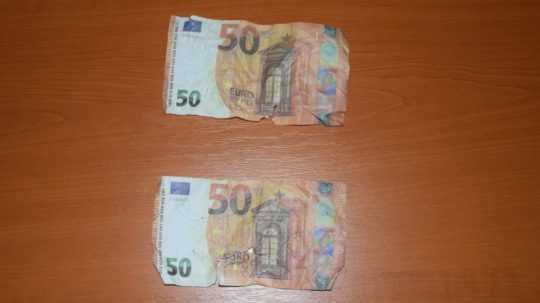 Na fotografii falošné bankovky.