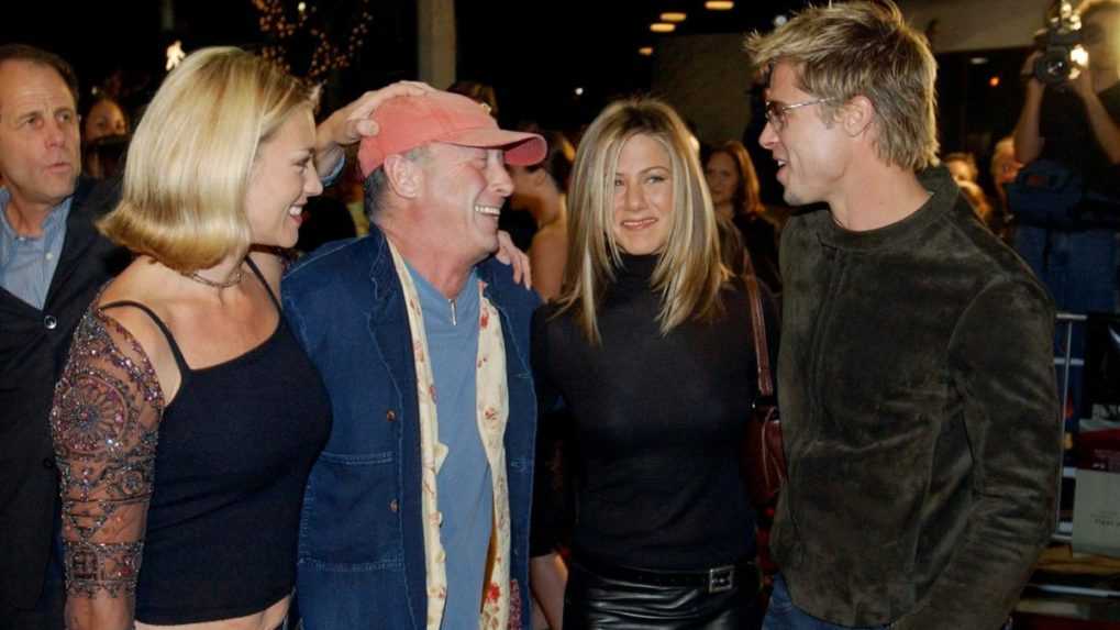 Režisér Tony Scott s manželkou (vľavo) v rozhovore s hercami Jennifer Anistonovou s Bradom Pittom (vpravo), ktorý hral v Scottovom filme Spy Game.