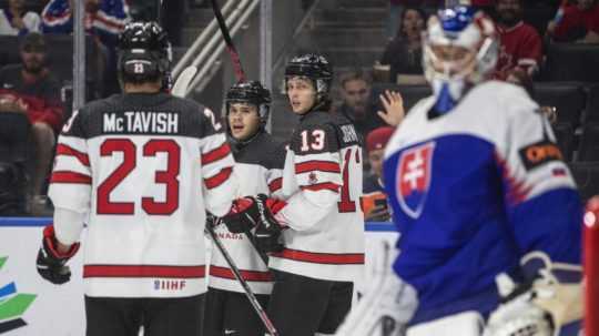 Kanadskí hokejisti sa tešia po strelení gólu v zápase A-skupiny Slovensko - Kanada na MS hráčov do 20 rokov v kanadskom Edmontone.