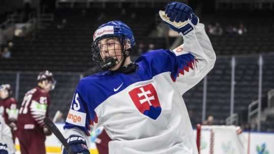 Slovenský hokejista Dalibor Dvorský sa teší po strelení gólu v zápase základnej A-skupiny Slovensko - Lotyšsko na MS hráčov do 20 rokov v kanadskom Edmontone.