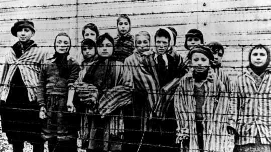 Na fotografii Rómovia v koncentračnom tábore.