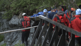 Záchranári Horskej záchrannej služby počas záchrannej akcie.