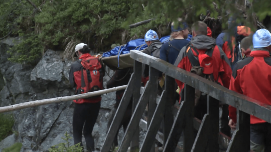 Záchranári Horskej záchrannej služby počas záchrannej akcie.