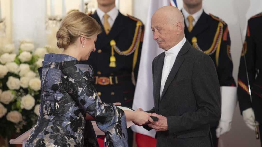 Na snímke vľavo prezidentka SR Zuzana Čaputová, vpravo Igor Luther si preberá vyznamenanie Pribinov kríž I. triedy počas slávnostného ceremoniálu udeľovania štátnych vyznamenaní.