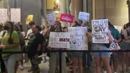 Protestujúci proti zákazu potratov pred budovu zákonodarného zboru v Indianapolise v Indiane.
