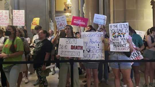 Protestujúci proti zákazu potratov pred budovu zákonodarného zboru v Indianapolise v Indiane.