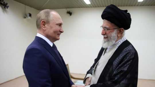 Ruský prezident Vladimir Putin (vľavo) si podáva ruku s iránskym najvyšším duchovným vodcom ajatolláhom Alí Chameneím.