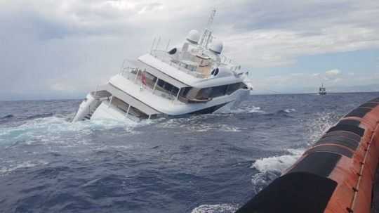 Na snímke potápajúca sa luxusná jachta Saga.