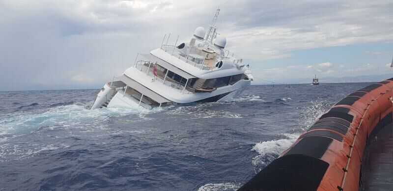 Luxusná 40-metrová jachta sa pri brehoch Talianska potopila