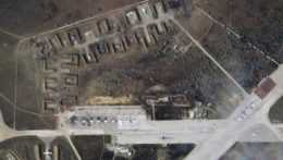 Satelitné snímky ukazujú rozsiahle škody a niekoľko zničených ruských bojových lietadiel na leteckej základni na polostrove Krym.