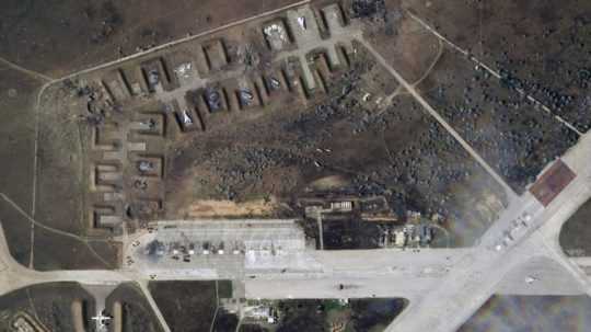 Satelitné snímky ukazujú rozsiahle škody a niekoľko zničených ruských bojových lietadiel na leteckej základni na polostrove Krym.