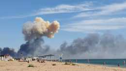 Dym stúpa po výbuchoch v ruskej leteckej základni Novofedorivka na Rusmi anektovanom ukrajinskom polostrove Krym.