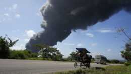 Okolo oblaku dymu z požiaru palivových zásobníkov v Matazanas na severozápade Kuby.