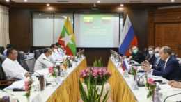 Zástupcovia Mjanmarska a Ruska na rokovaní.