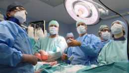 Na snímke doktori na operačnej sále.