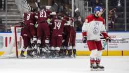 Lotyšskí hokejisti oslavujú po víťazstve s Čechmi.