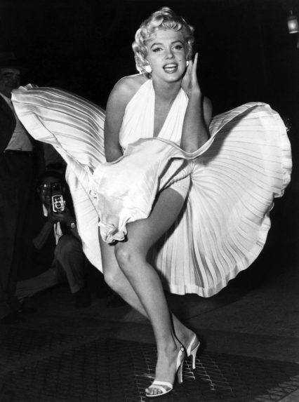Marilyn Monroeová nad vetrákom so zdvihnutou sukňou.
