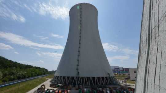 Chladiaca veža 3. bloku jadrovej elektrárne v Mochovciach.