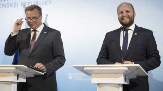 Na snímke zľava minister obrany Fínskej republiky Antti Kaikkonen a minister obrany SR Jaroslav Naď.