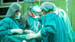 lekári a sestry počas operácie