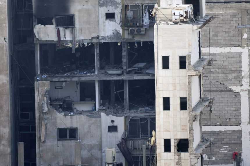 Na snímke je budova v Palestíne zničená po zásahu izraelskou raketou.