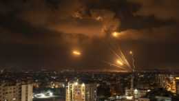 Rakety vystrelené palestínskymi militantmi smerujú na Izrael.