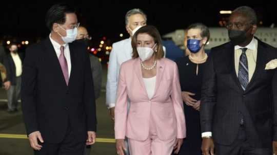 Predsedníčka americkej Snemovne reprezentantov Nancy Pelosiová a taiwanský minister zahraničných vecí Joseph Wu na letisku v Tchaj-peji na Taiwane.