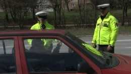 policajti kontrolujú vodiča