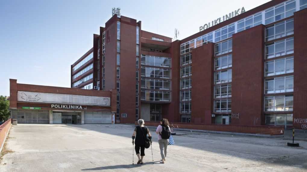 Pacienti žiadajú zastavenie predaja Polikliniky Tehelná
