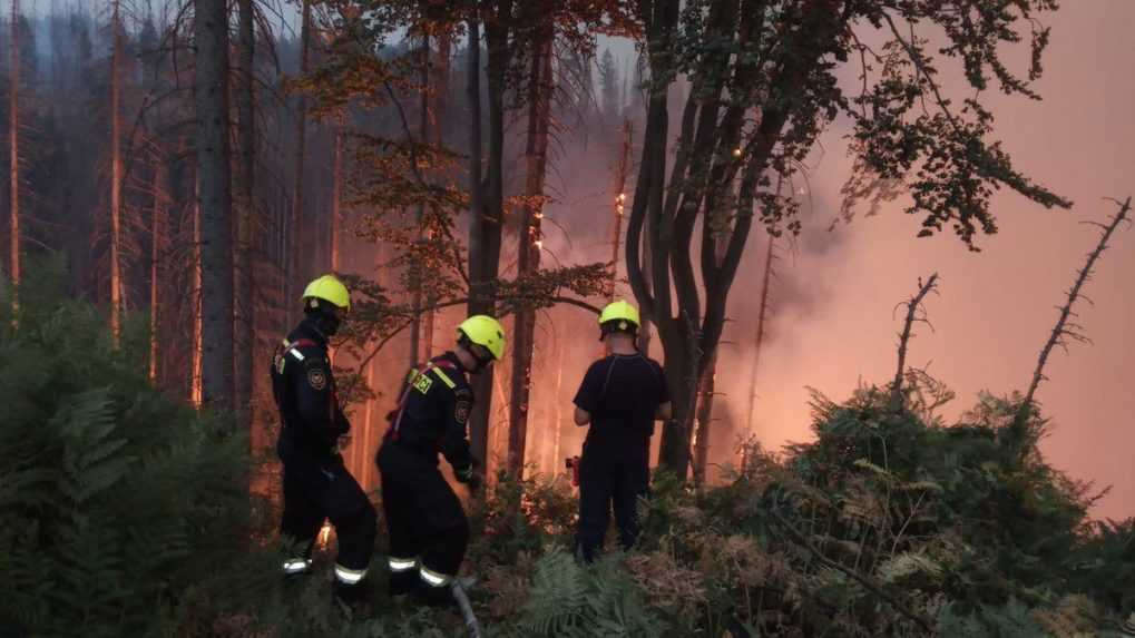 Zásahy proti požiarom v Saskom a Českom Švajčiarsku pokračujú