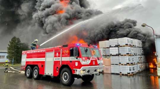 Na fotografii hasiči v Novom Měste nad Metují pri boji s požiarom.