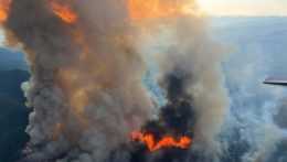 Na fotografii požiar McKinney v Kalifornii.