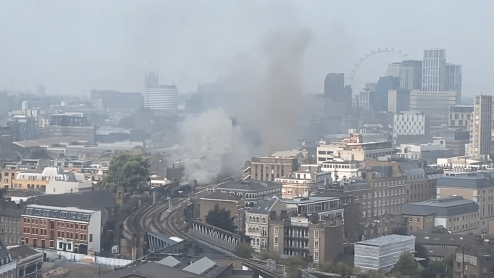 Viac ako 70 hasičov bojuje s dvoma samostatnými požiarmi v centre Londýna