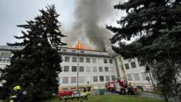 Na fotografii požiar pavilónu vojenskej nemocnice v Prahe.