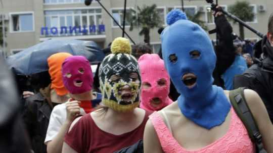 Skupina Pussy Riot v maskách.