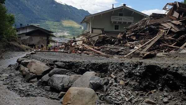 Pre povodne a zosuvy pôdy uviazlo v rakúskych horských oblastiach 230 ľudí