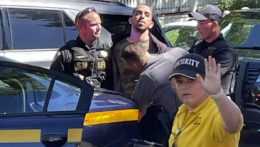 Na snímke policajti zadržali muža, ktorý napadol britského spisovateľa Salmana Rushdieho počas piatkovej prednášky v americkom meste Chautauqua.