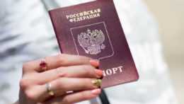 žena drží ruský pas