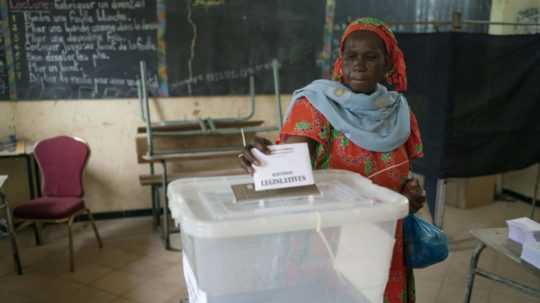 volička v Dakare vhadzuje volebný lístok do urny