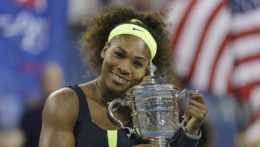americká tenistka Serena Williamsová drží trofej po víťazstve vo finále US Open