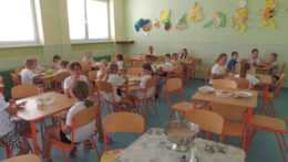 Ilustračná snímka - jedáleň v škole.
