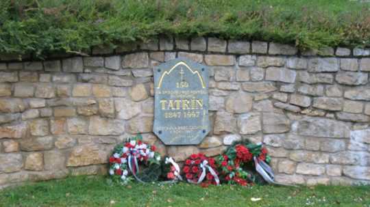 Pamätná tabuľa spolku Tatrín v obci Čachtice.