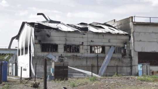 Zničená budova väznice v Olenivke.